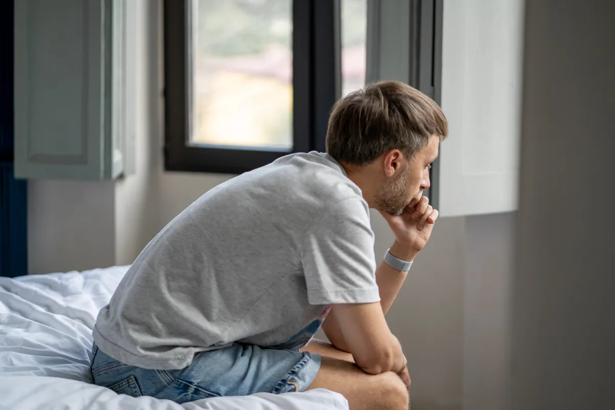 Együttlét hiányától stresszes férfi.