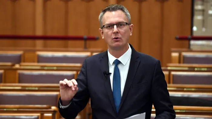 Rétvári Bence tiszta vizet öntött a pohárba