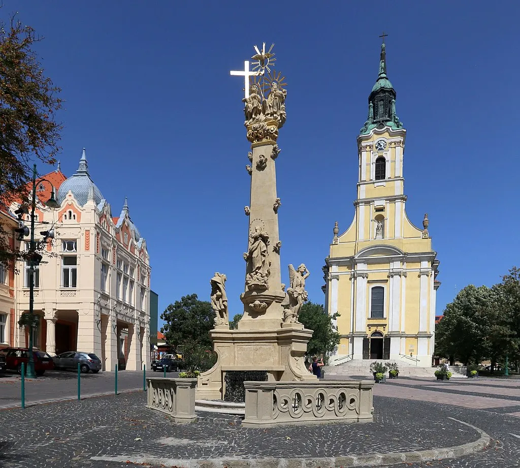 A szekszárdi Belvárosi katolikus templom a Szentháromság-oszloppal