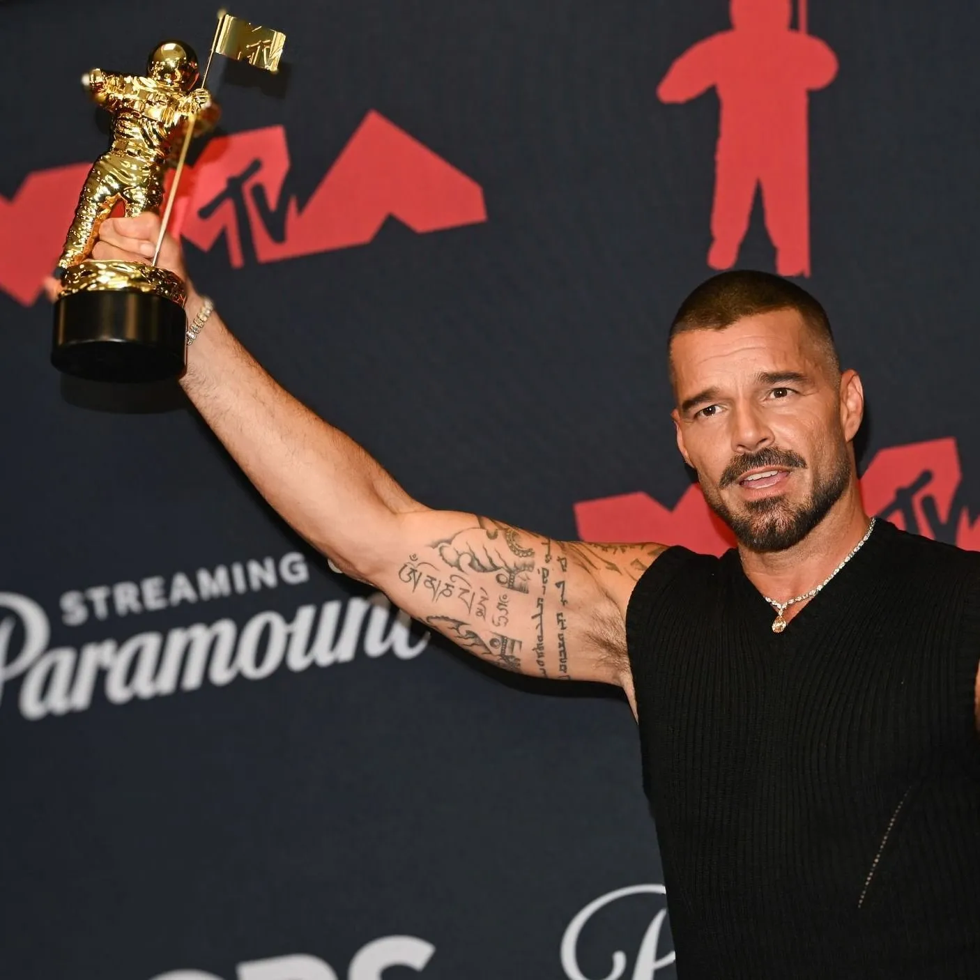 Ricky Martin megvarrta a fellépés előtt elszakadt nadrágját