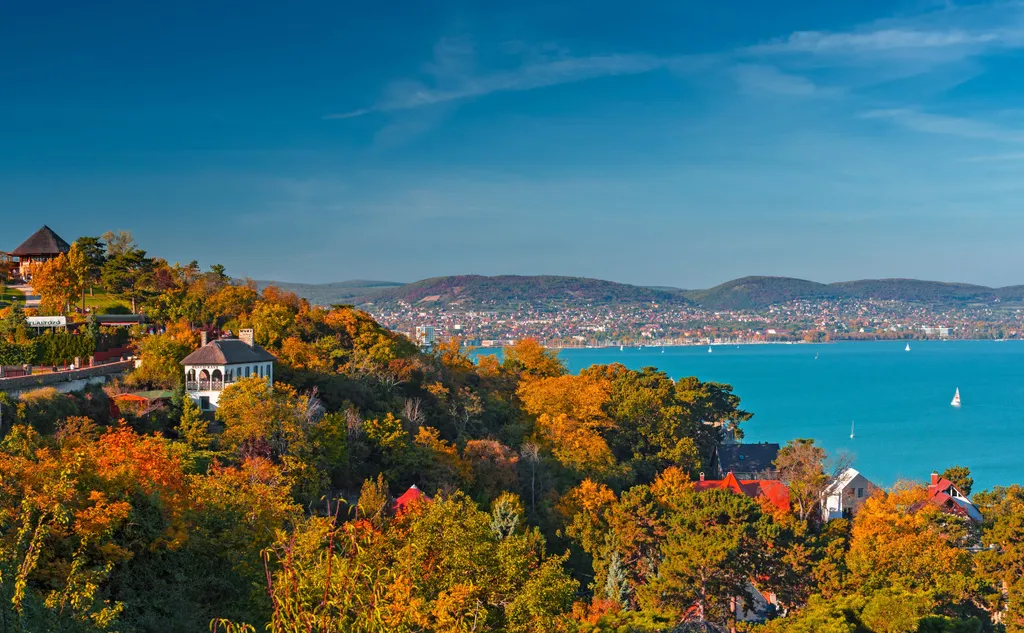 Balatonfüred még októberben is hangulatos, és gyönyörű: a tó kékjét a vízpart színes lombjai egészítik ki, amelyek szép időben kellemes sétára is csábítanak.