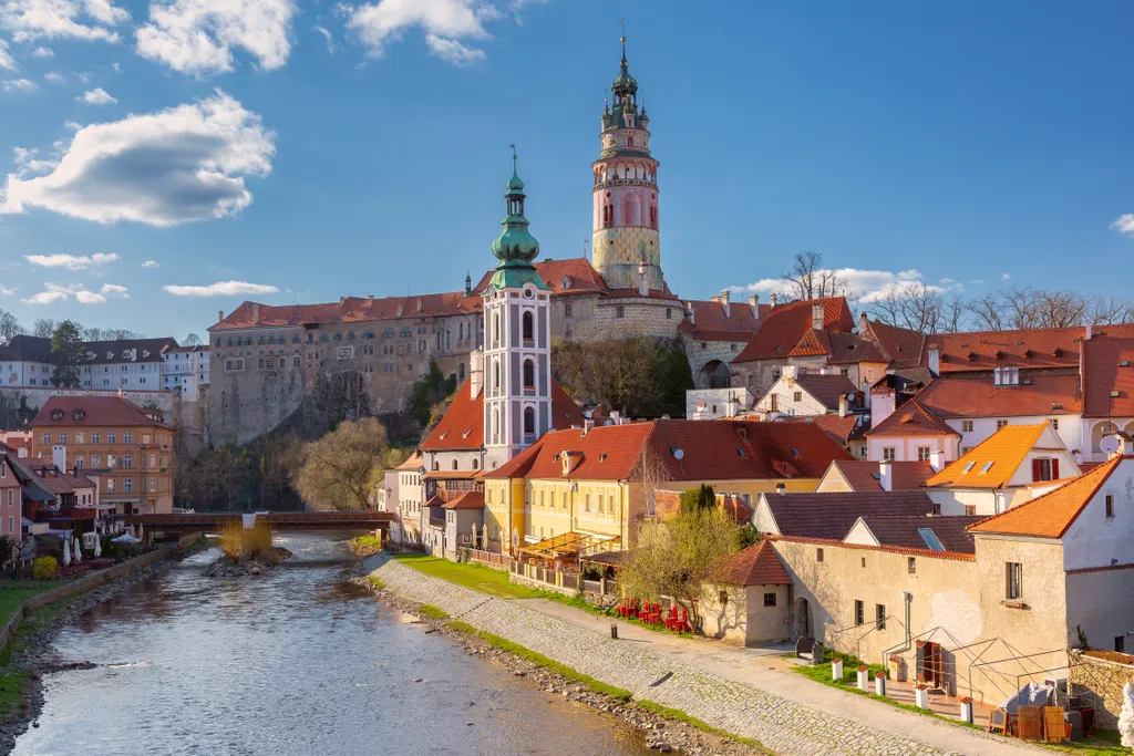 A Moldva-folyó partján elnyúló Cesky Krumlov festői kisvárosa Csehország egyik legkedveltebb úti célja és nem véletlenül.