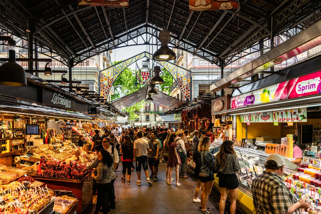 Barcelona hírneves piaca, a La Boqueria csaknem akkora turisztikai úti cél, mint Gaudi híres épületei, aki pedig szereti a spanyol gasztronómiát, annak szinte kötelező.