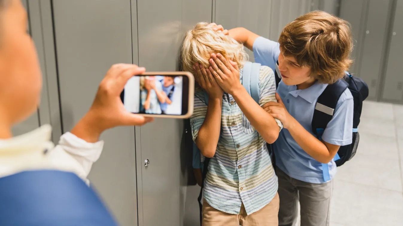 Iskolai bullying áldozatát filmezi egy kortársa a suliban