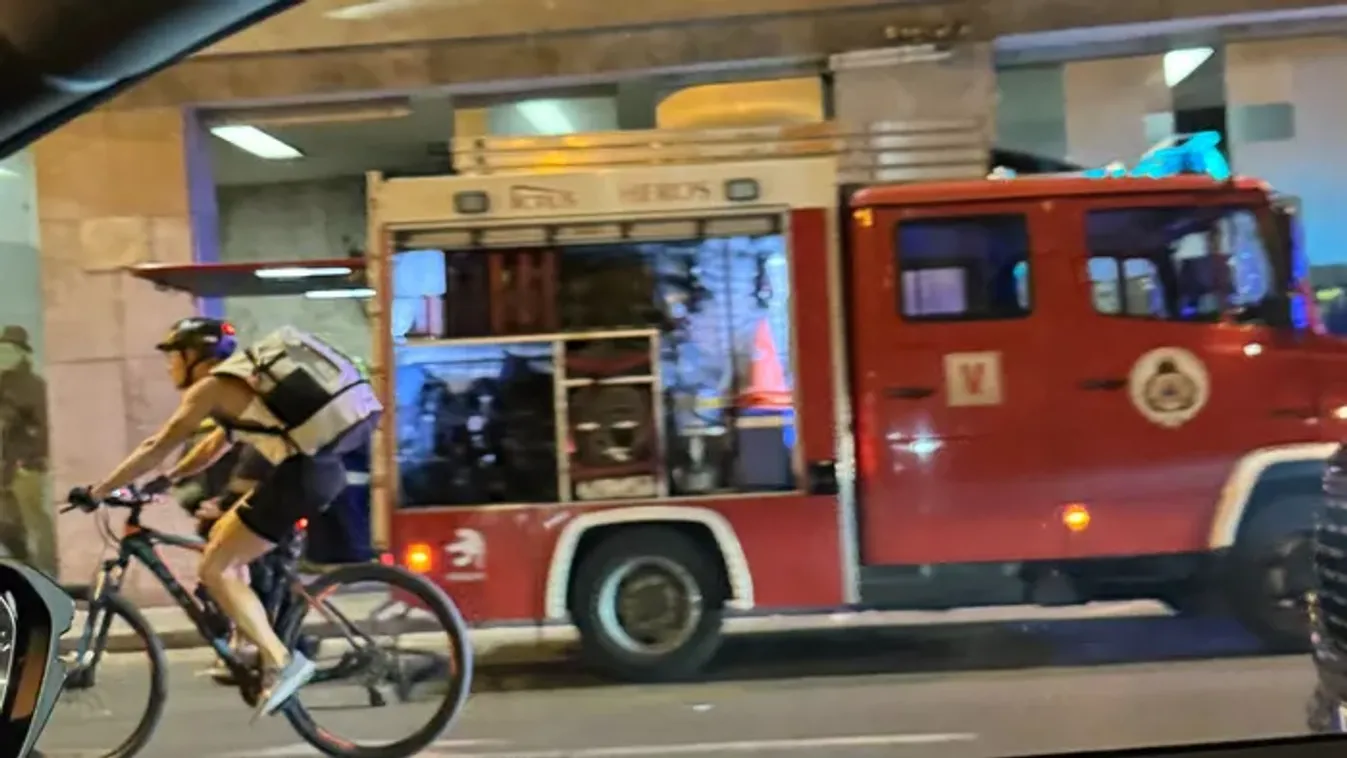 Felcsaptak a lángok a Corvin negyedben! Hatalmas volt a füst - képek