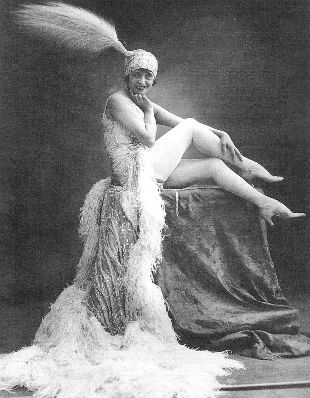 Jeanne Florentine Bourgeois, akit hivatásos nevén Mistinguett -ként ismertek, a Moulin Rouge egyik legnagyobb csillaga volt a XX: század elején.