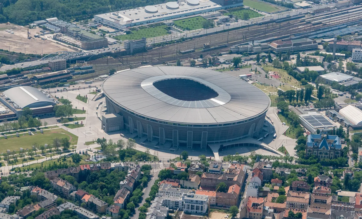 Lángok a Puskás Aréna parkolójában.