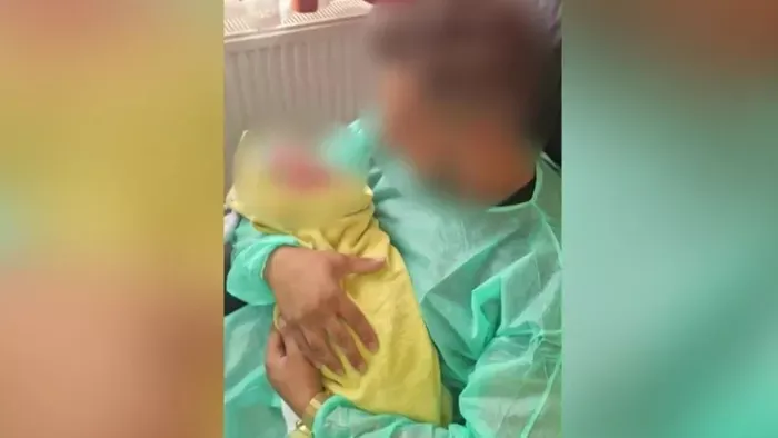 Egyhetes csecsemőjüket siratják a simontornyai szülők: a 7 éves bátyja ugrott rá a babára