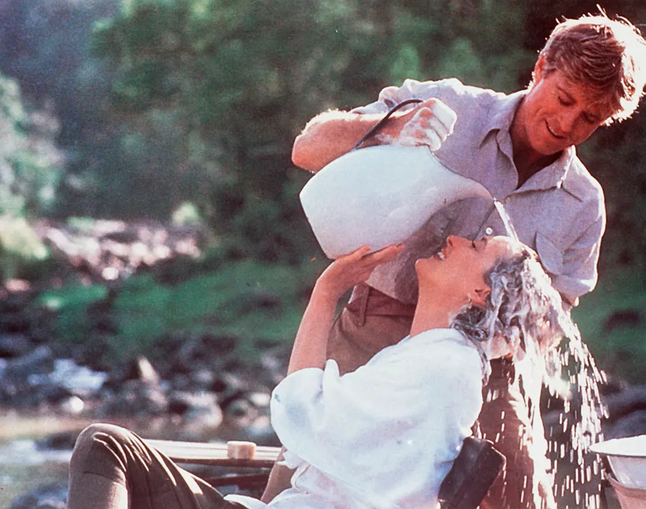 Robert Redford Meryl Streep haját mossa a Távol Afrikától legromantikusabb jelenetében (Fotó: KPA Honorar und Belege)