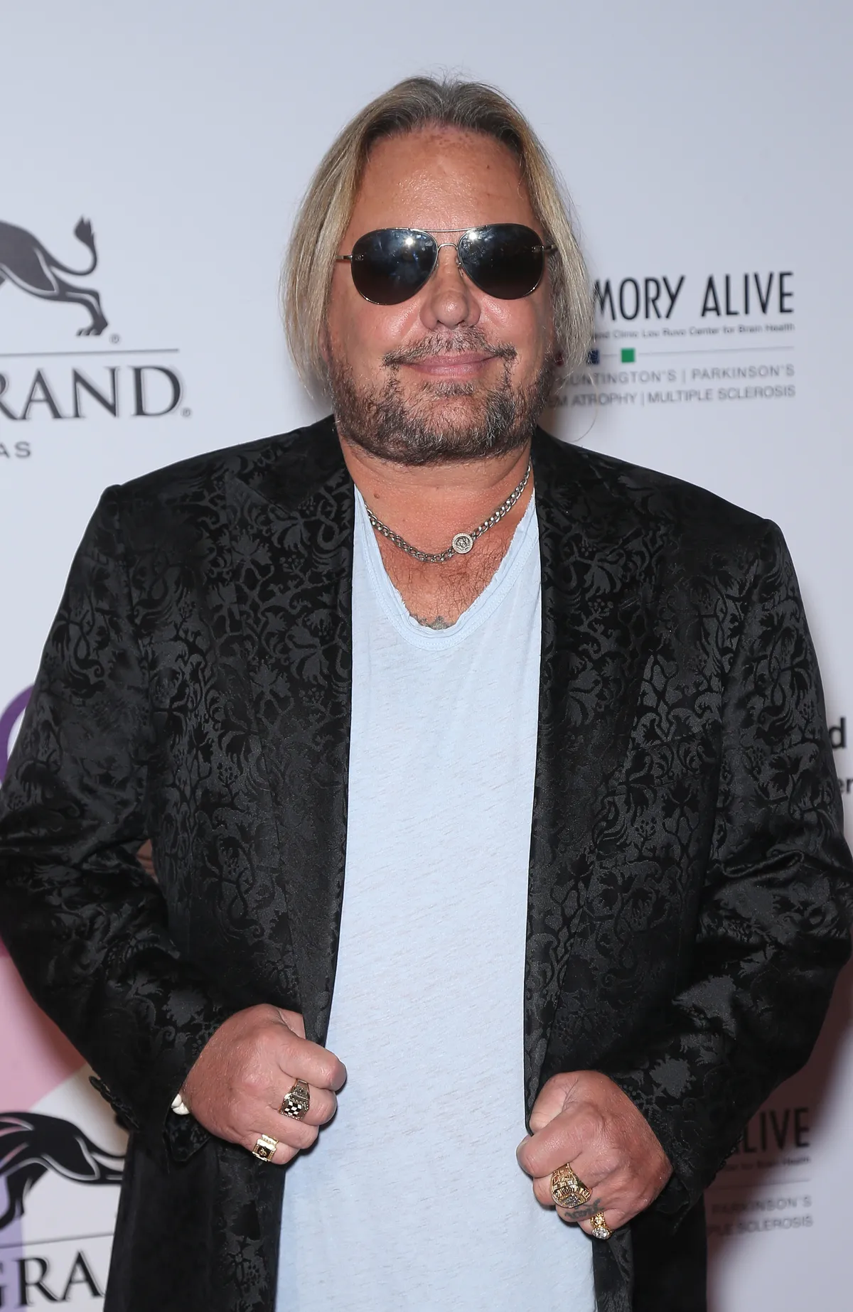 A Mötley Crüe frontemberének újra kellett tanulnia járni, miután váratlanul stroke-ot kapott