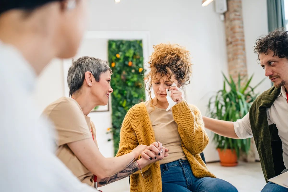 Simonton-tréningen reszt vevő rákbeteg nő egy közösségben