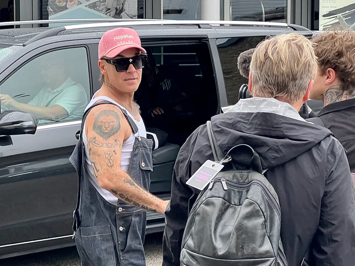 Robbie Williams megérkezett Magyarországra!