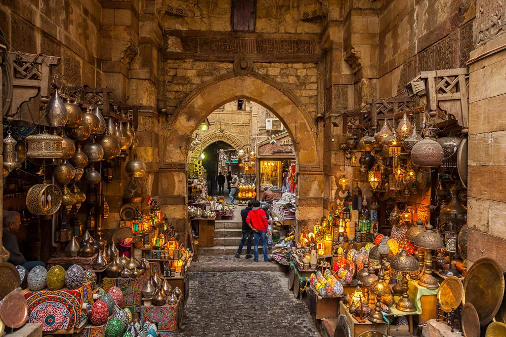 Az 1382 és 1389 között alapított Khan el-Khalili ma UNESCO Világörökségi helyszín mely egykor Kairó kereskedelmi központja volt, ma elsősorban turisztikai attrakció.