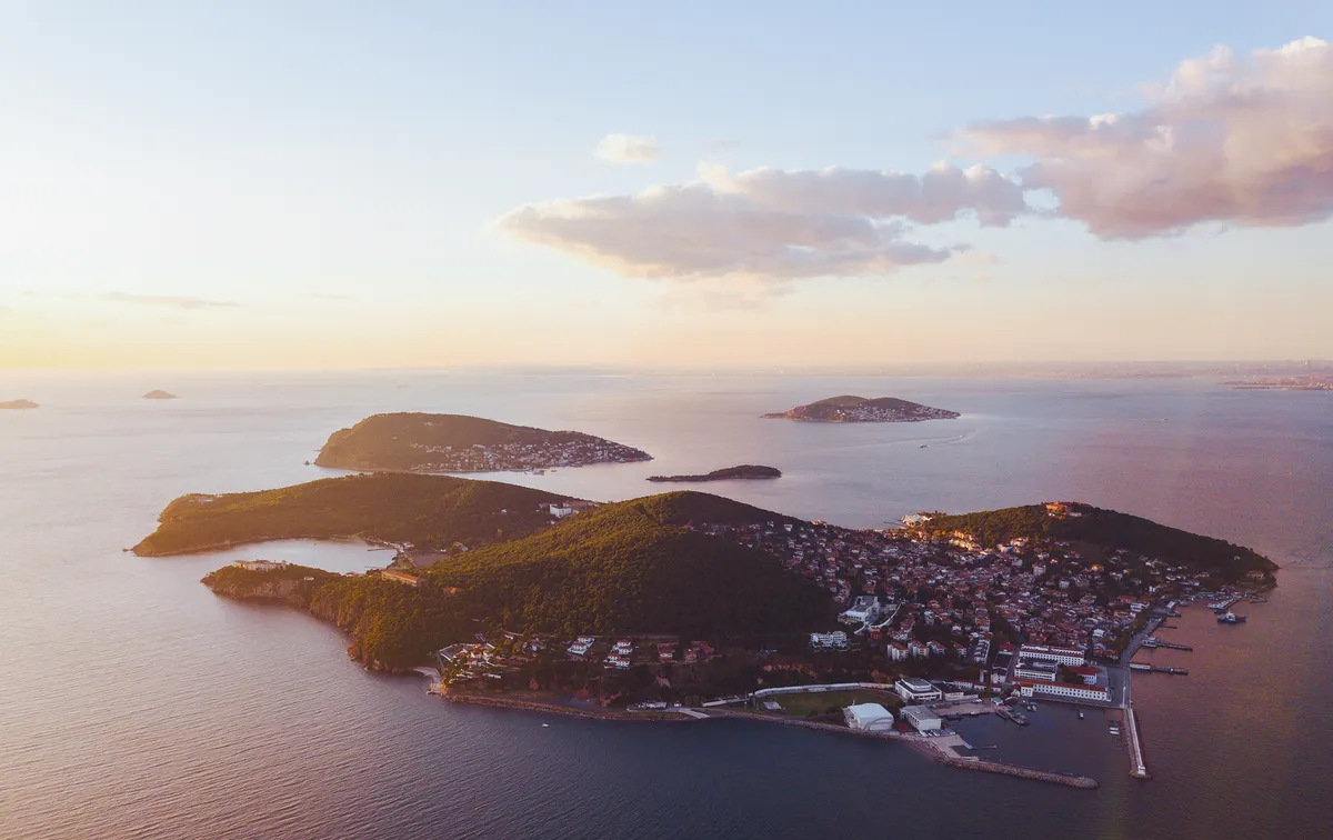 Isztambul üdülőövezete, a Márvány-tengerben fekvő Herceg-szigetek