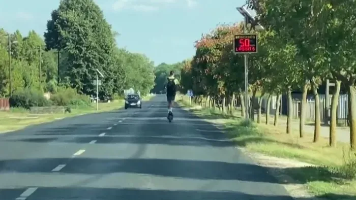 Életveszélyes manőver, rolleren száguldozott egy fiatal