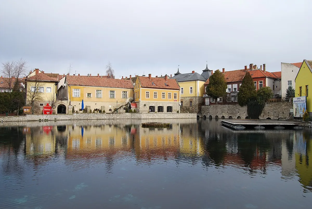 Tapolca, Malom-tó, házak