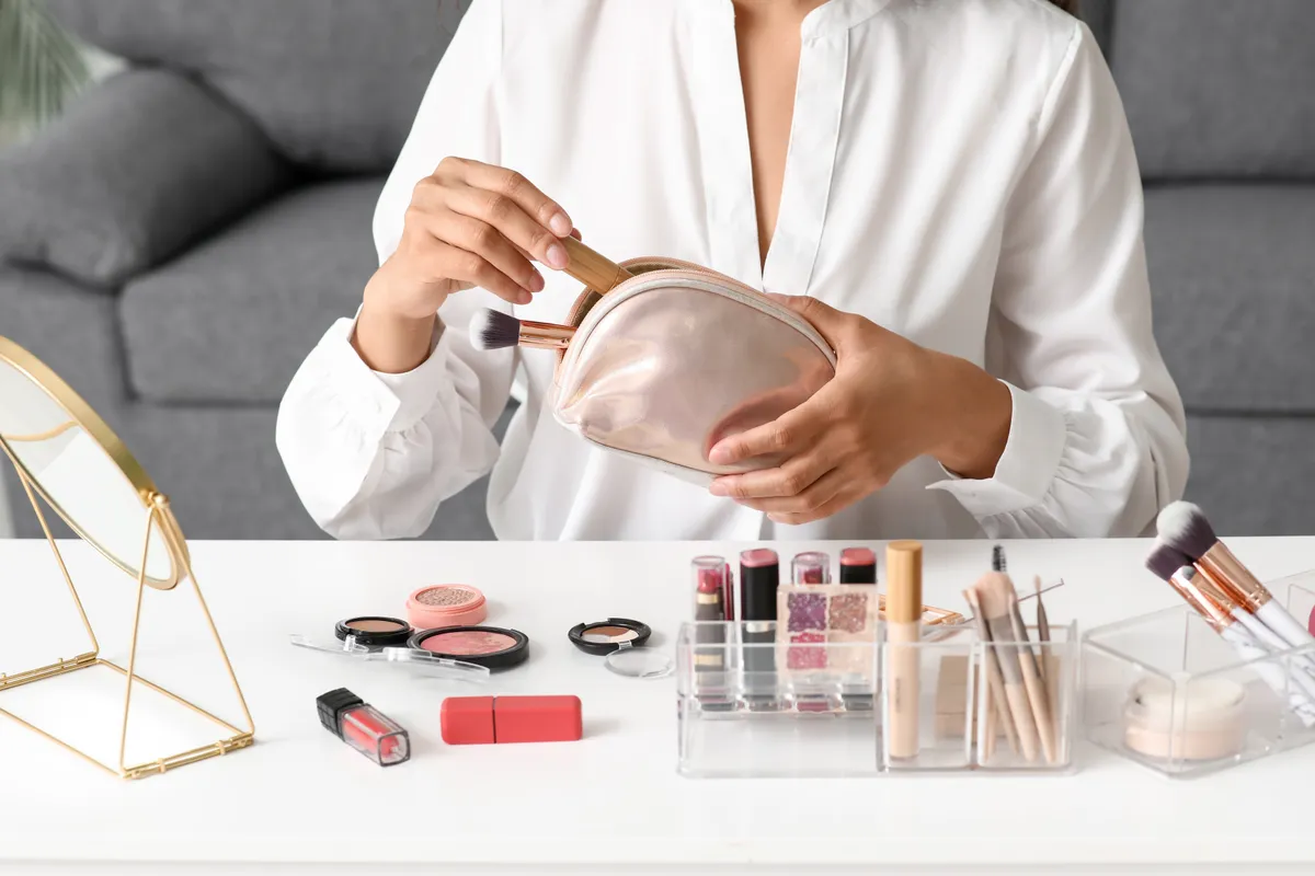 Egy nő pakolja a sminkkészletét a horoszkópja szerint
