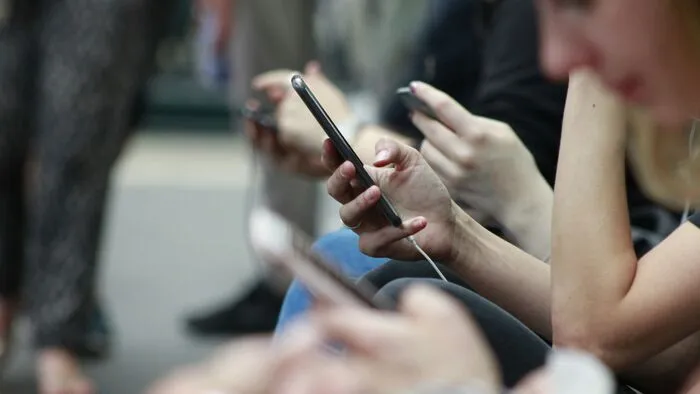 Telefonozás miatt csattant a sofőr a mélygarázsban