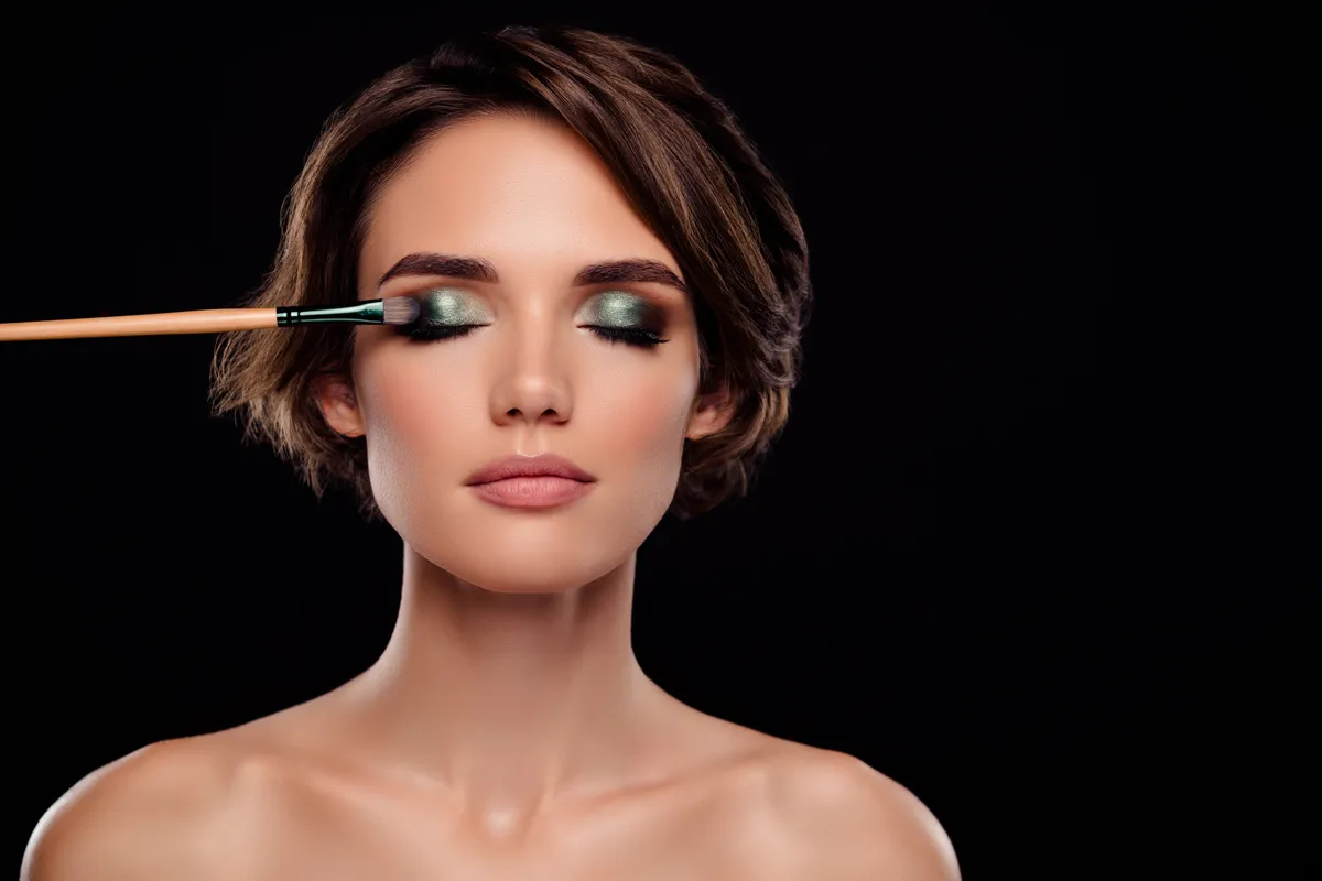 Egy nőt sminkelnek a horoszkópja szerint