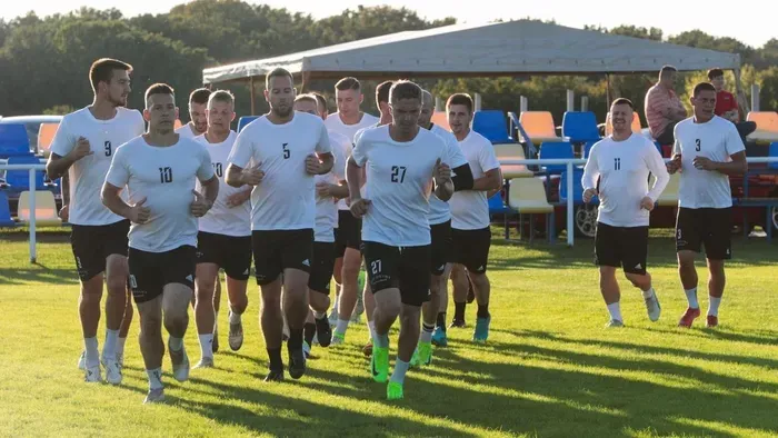 Rendőr ellen focizik a Fradi Szarvaskenden