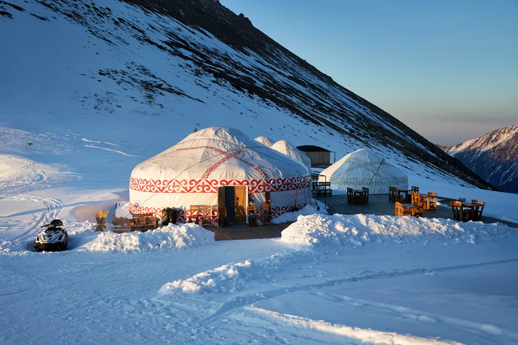 A kazahsztáni Shymbula Ski Resort a térségben közismert jurtákban kínál kényelmes szállásokat, nem messze a fővárostól, Almatytól.