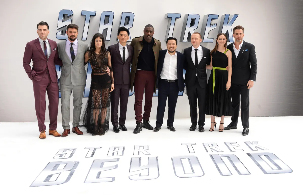 A Star Trek: Mindenen túl című film premierjén készült fotó a szereplőkről. Zachary Quinto, Karl Urban, Sofia Boutella, John Cho, Idris Elba, Justin Lin, Simon Pegg, Lydia Wilson és Chris Pine