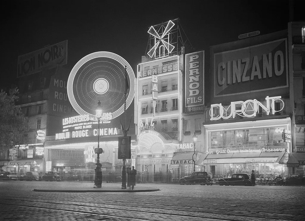 A Moulin Rouge 1936-ban Mistinguett visszavonulása után és a New Yorkban híressé vált Cotton Club előadás bemutatása előtt.
