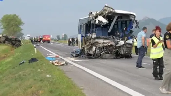 Utasokkal teli busz balesetezett, halálos áldozat is van