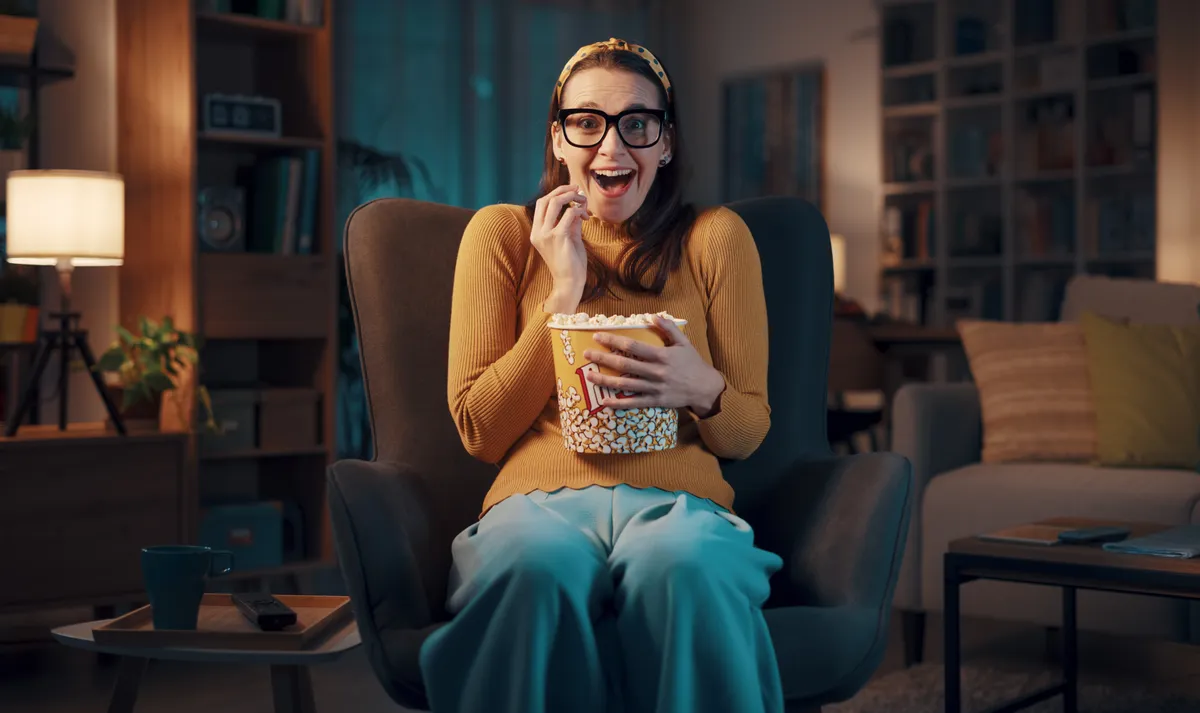 Fiatal, boldog lány, aki jól kitöltötte a filmes kvízt