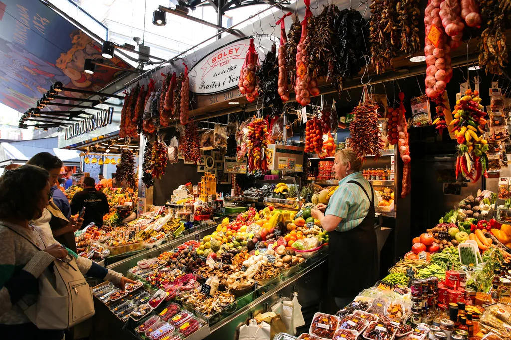 A XIX. századi alapítású vásárcsarnok, a Mercat de la Boqueria egy felgyújtott  és többé nem újjáépített templom helyén épült. 