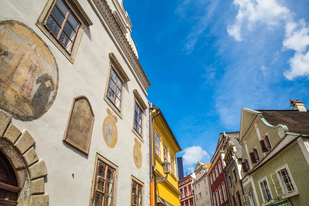 Cesky Krumlov hangulatos, középkori utcáiban élmény a séta, az andalgás: mindenhonnan évszázados homlokzatok tekintenek le az embere.