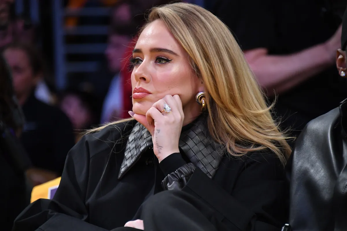 Adele a világ egyik legszebb eljegyzési gyűrűjével ül a Lakers Los Angeles-i meccsén