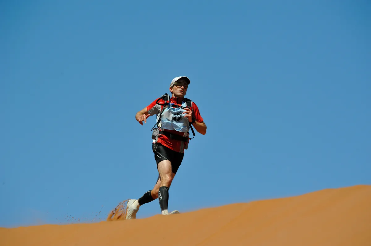 A Namib Race nevű verseny egy résztvevője