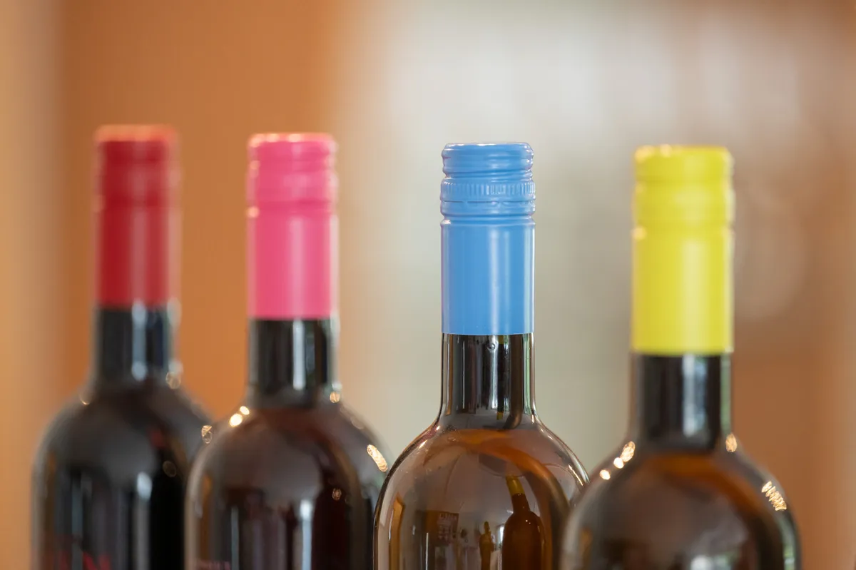 Színes nyakú borosüvegek