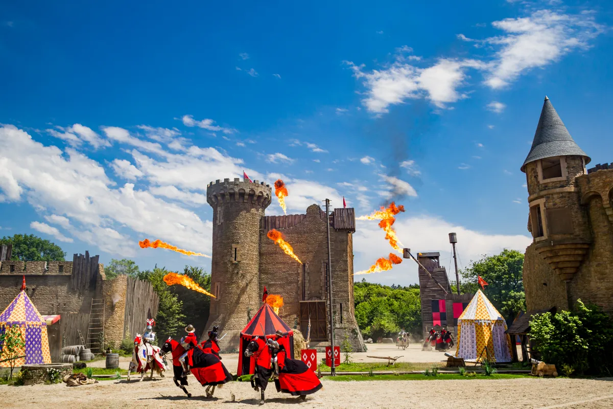 Puy,Du,Fou, a történelmi idámpark korhű díszletek között eleveníti meg a múltat 