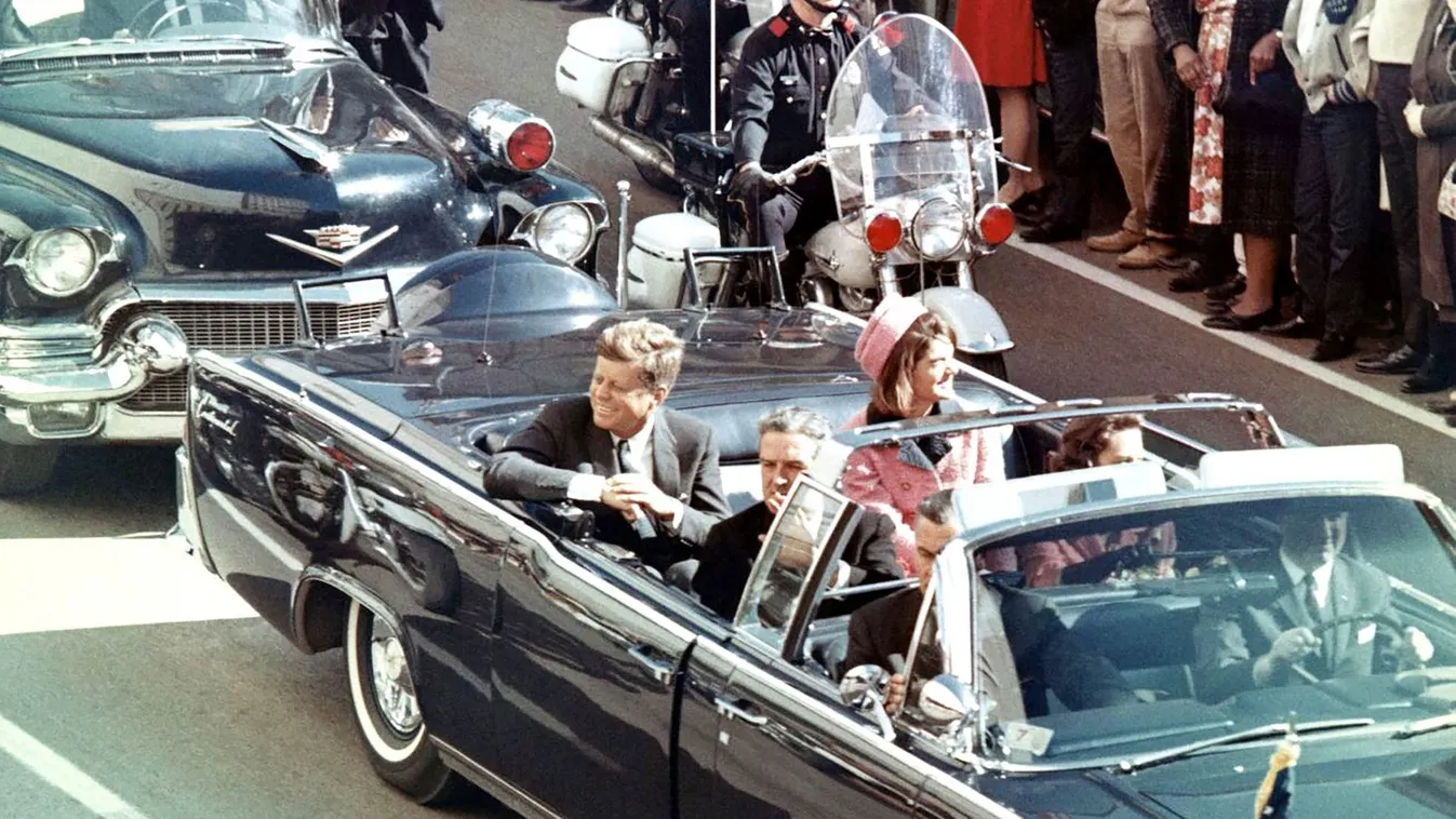 John F Kennedy az autójában a Kennedy-gyilkosság néven elhíresült merénylet előtt 1963-ban