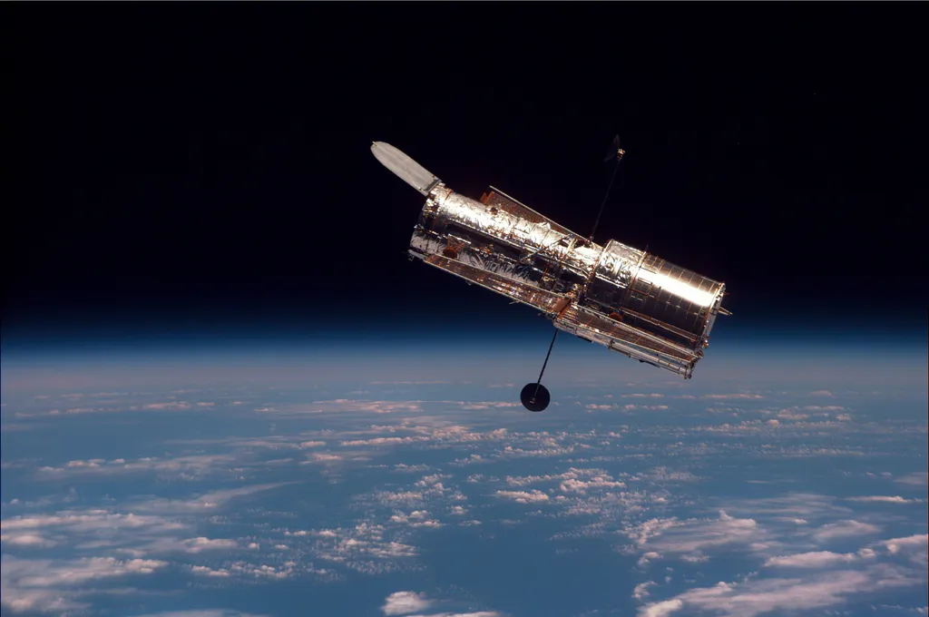 A Hubble űrteleszkóp 1997 februárjában, a második szervizküldetést követően megújult műszerekkel tért vissza a Föld körüli pályára.