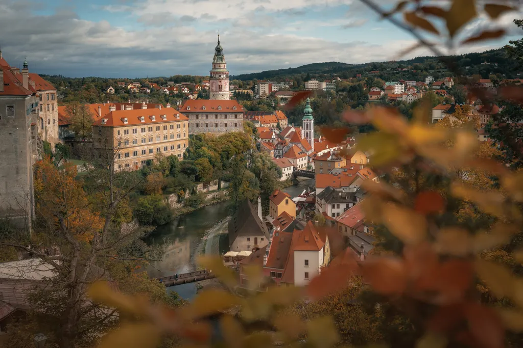 Cesky Krumlov eredeti gótikus várát a XIII. század első felében emelték a Moldva fölé tornyosuló meredek sziklán.