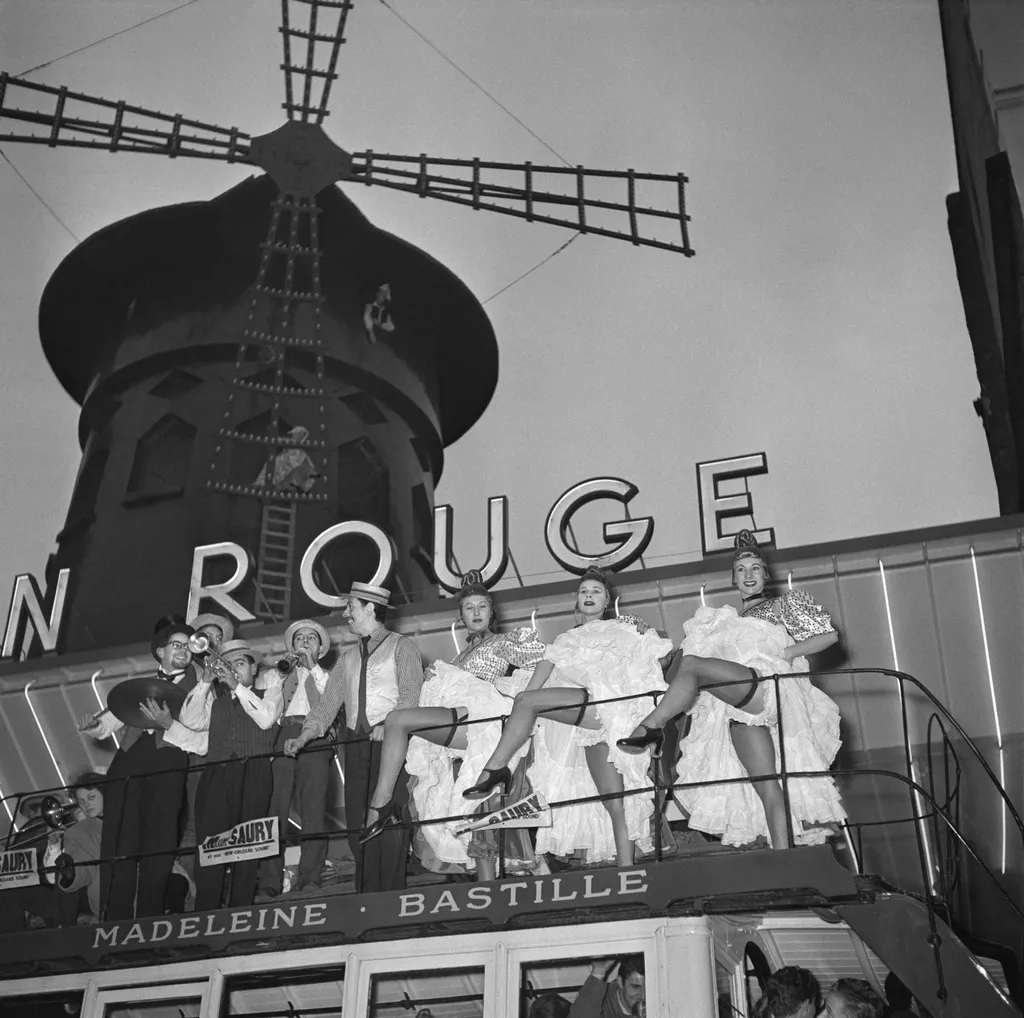 A Moulin Rouge a Montmartre-tól délnyugatra, Párizs Pigalle kerületében, a Boulevard de Clichy-n található, tetején egy nevezetes piros szélmalom áll - innen az elnevezése: Vörös Malom.