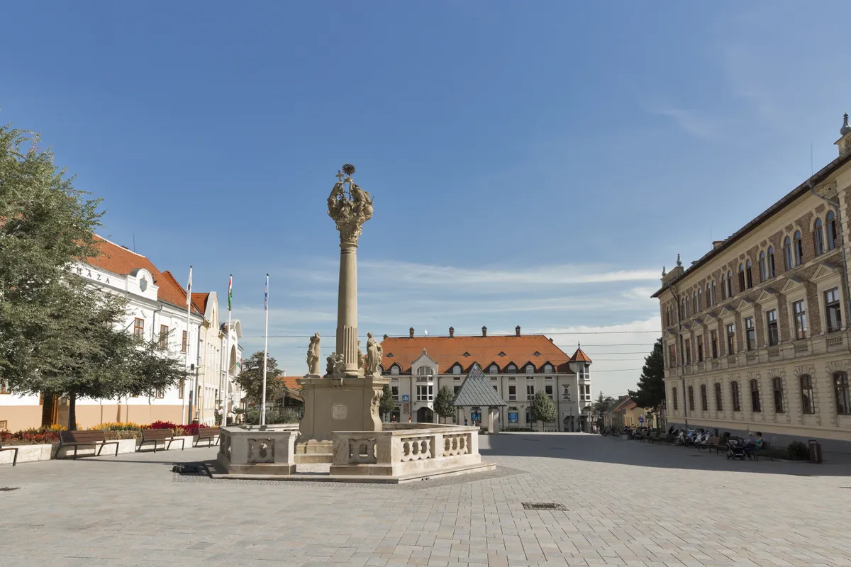 Keszthely főtere a pestis oszloppal