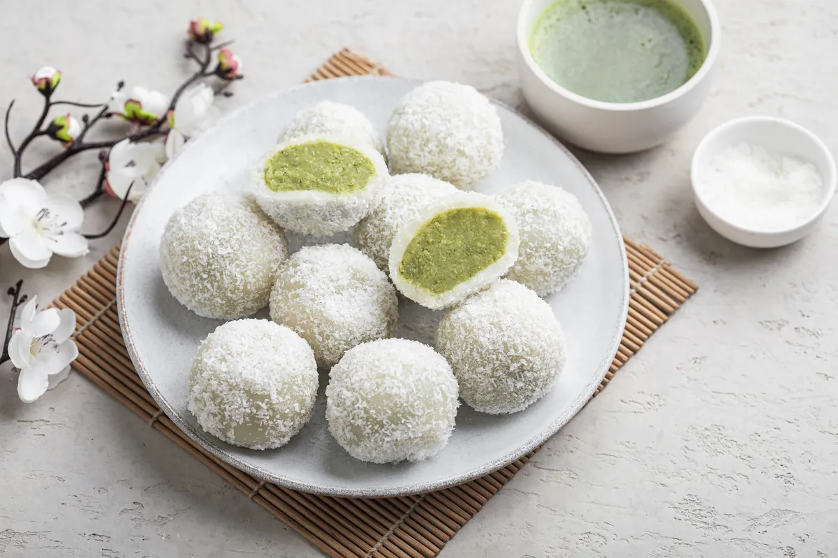 Egy tányér házi készítésű kókuszos-matchás mochi