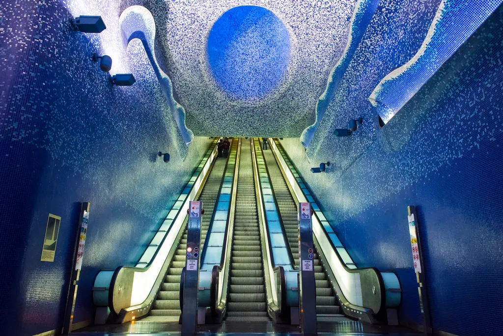 A nápolyi Toledo metróállomás 2012 óta nemcsak közlekedési csomópont, hanem lenyűgöző művészeti élmény is, ahol a hullámzó kék-fehér csempék és fényinstallációk az utasokat mintha az óceán mélyére vinnék.