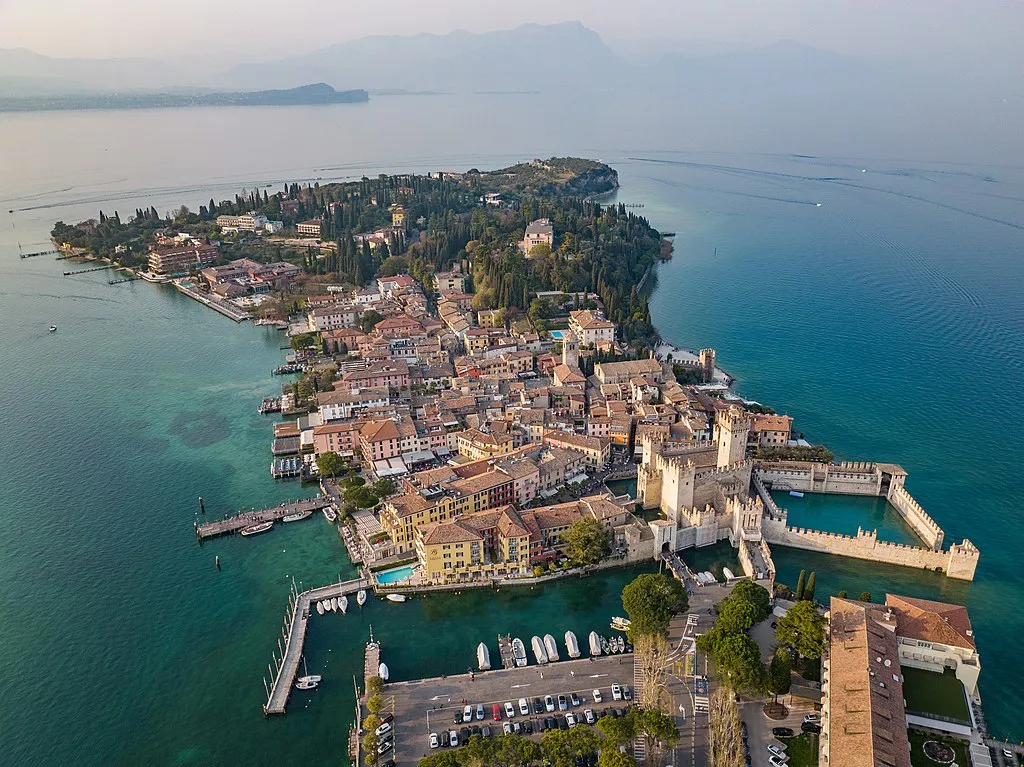 A Garda-tó leghíresebb városa, Sirmione légifelvételen