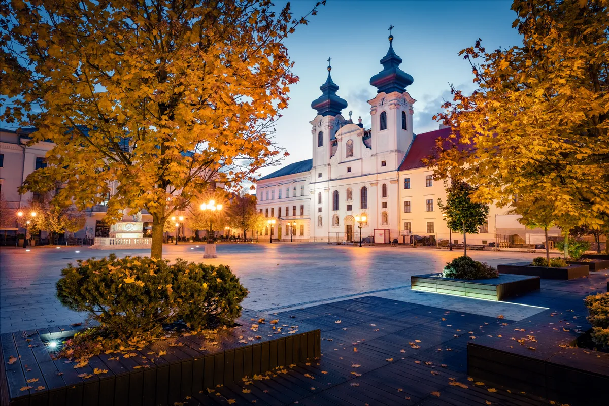 Győr, Loyolai Szent Ignác-templom, Széchenyi tér este