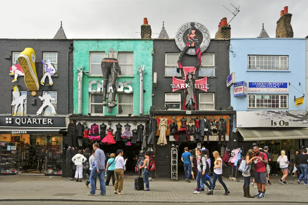 A Camden Market színes, vidám üzletei a Regent's Canal Hampstead Road zsilipjétől (közismertebb nevén Camden Lock) északra találhatók.