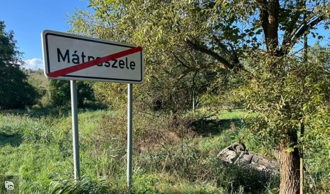 Patakmederbe csapódott, majd felborult egy autó