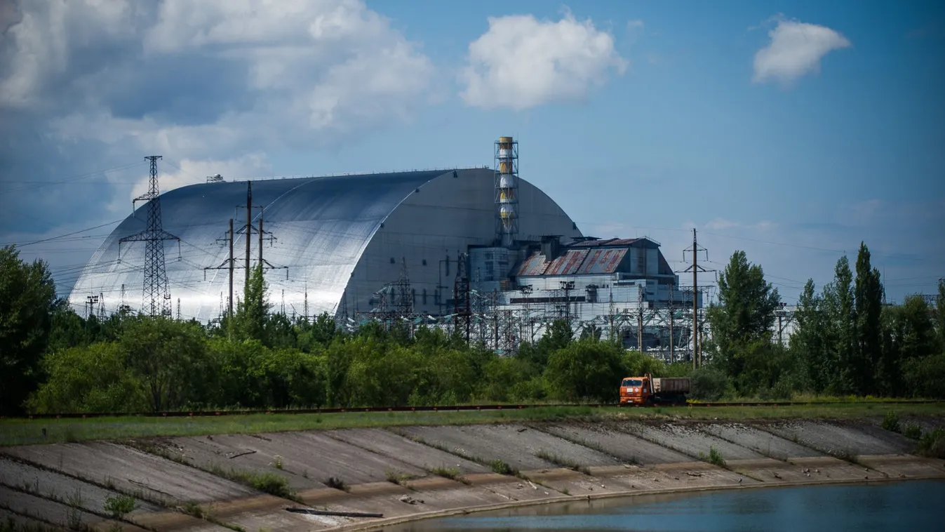A csernobili atomrobbanás lezárt zónája és reaktor fölé emelt szarkofág