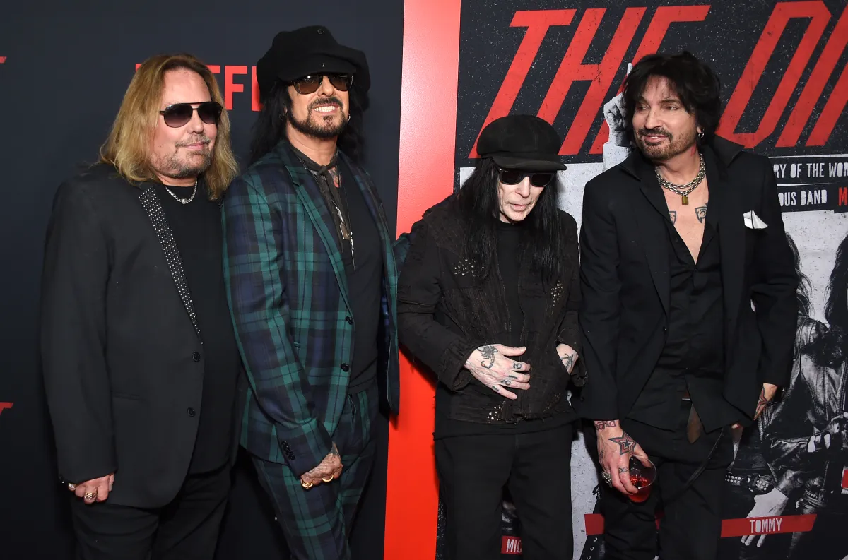 A Mötley Crüe kénytelen volt elhalasztani minden fellépésüket, Vince Neil egészségi állapota miatt