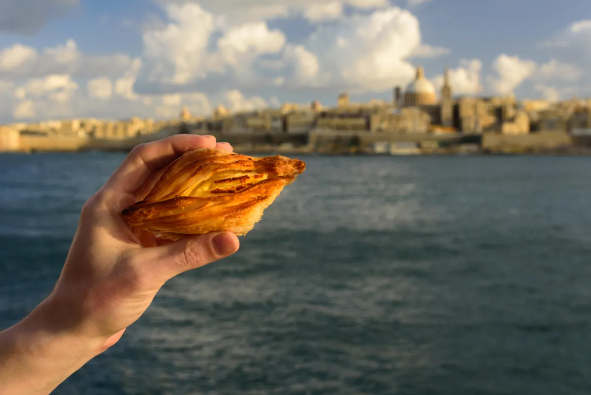 Málta tradicionális péksüteménye, a pastizzi