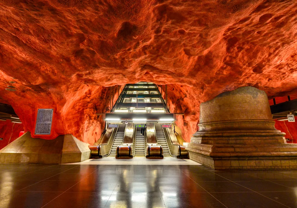 Stockholm metróállomásai valóságos föld alatti művészeti csodák, a Solna Centrum peronjain pedig a drámai vörös-fekete installációk az ipar és a modern élet környezeti hatásaira figyelmeztetnek.